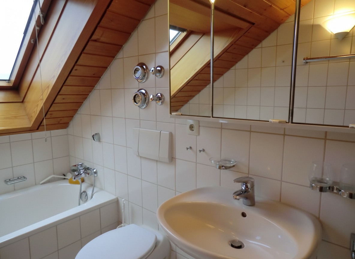 Weiterer Blick ins Badezimmer im Dachgeschoss
