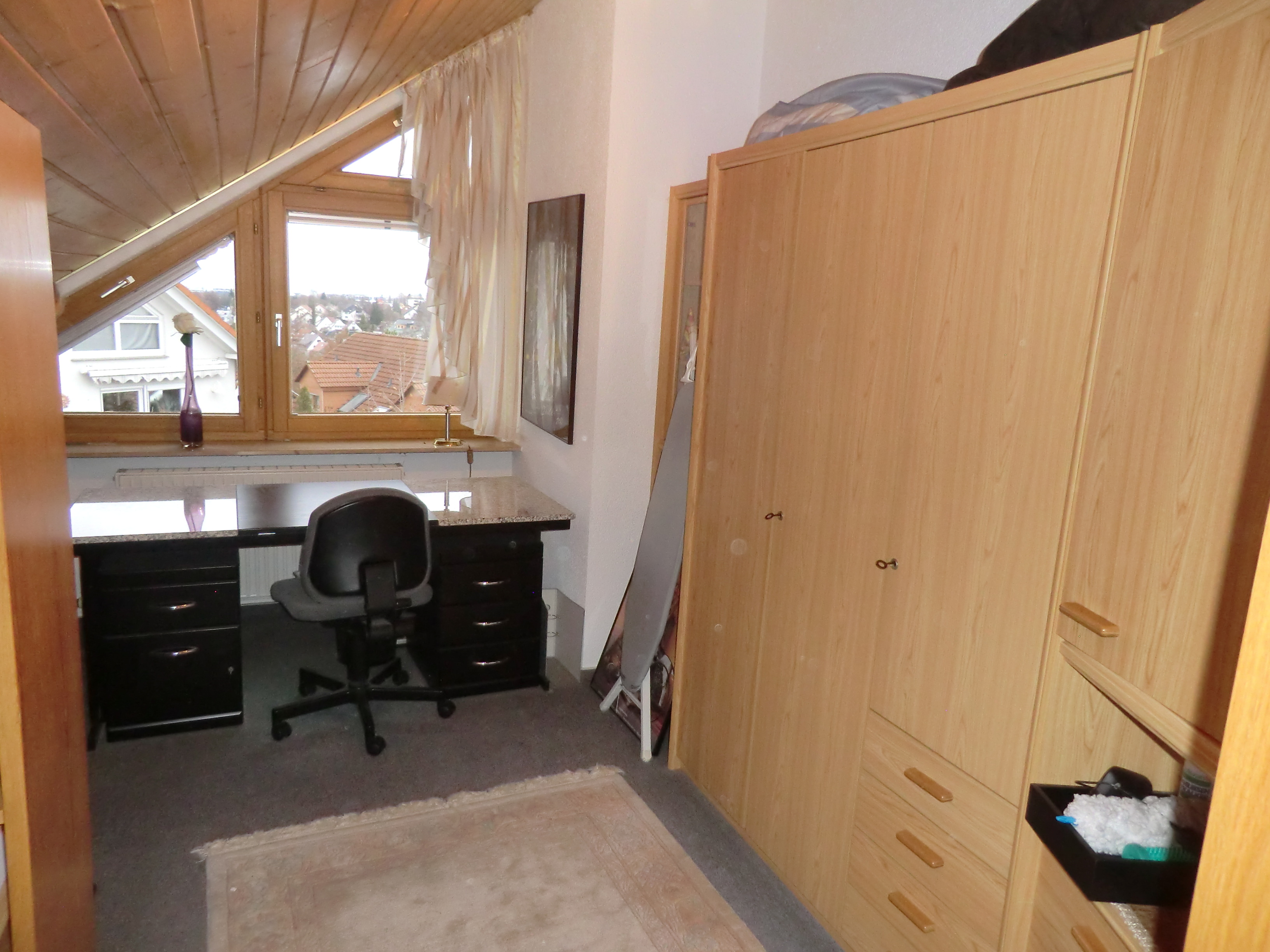 Zimmer im Dachgeschoss mit Arbeitsplatz