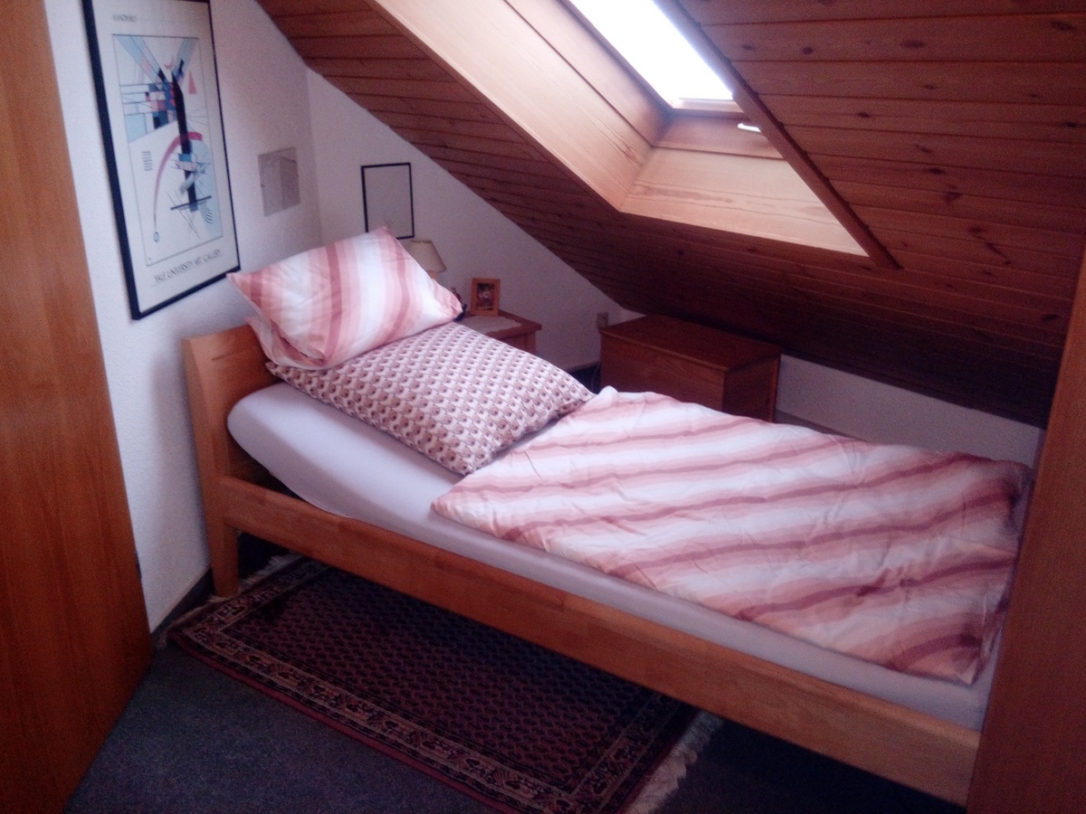 Zimmeransicht mit Dachschräge