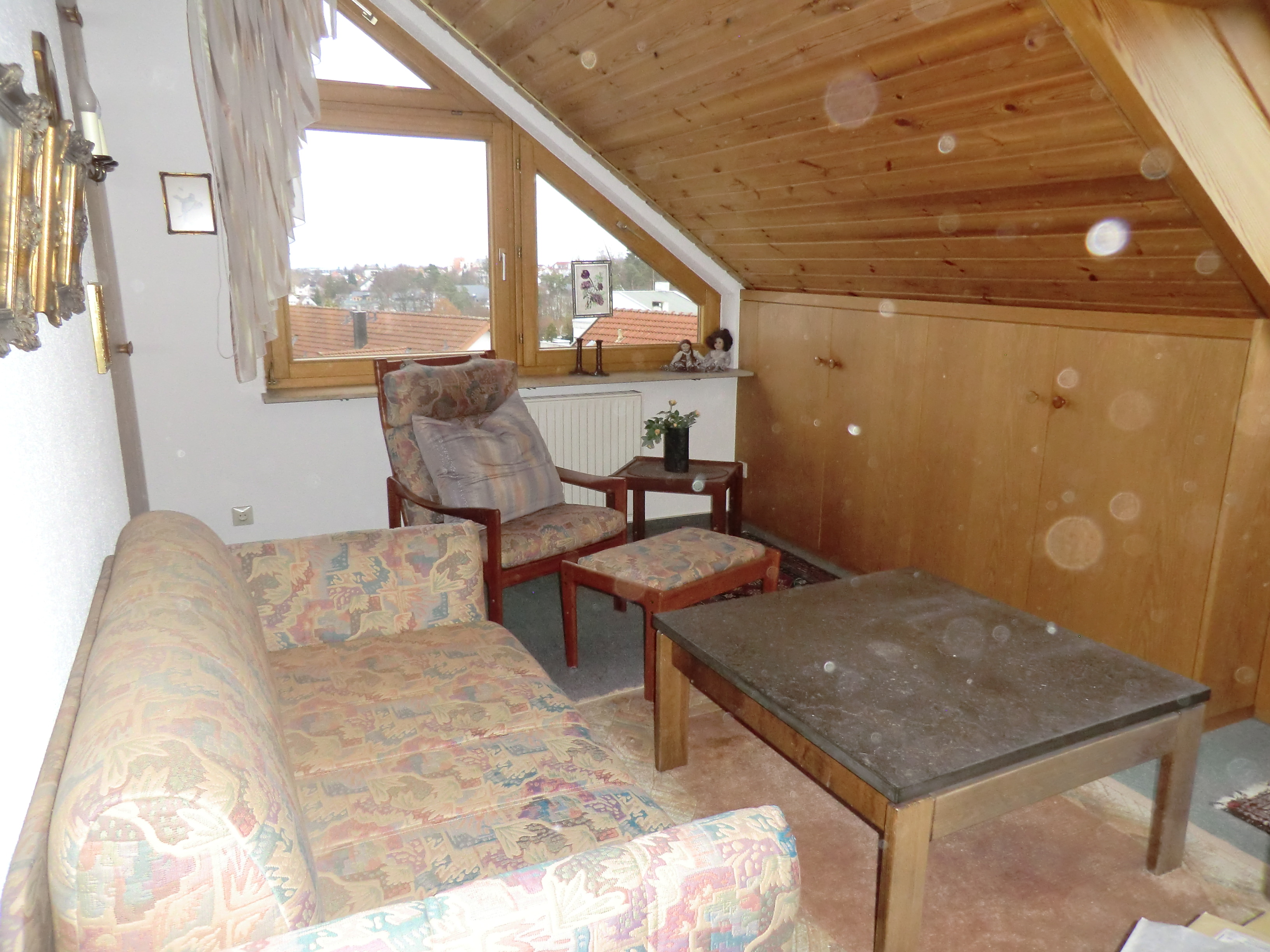 Zimmer mit Sofa und Stauraum